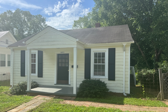 House - Furnished 2BR/1BA with private entrance in stately home.