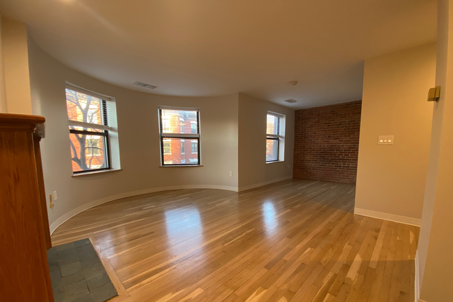 1 - LARGE STUDIO on Gainsborough St with in central air, exposed brick, front facing Apartments