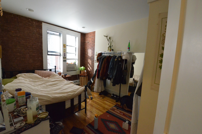 . - 3 Bed 1 BA on Marlborough St Avail 9/1 Apartments
