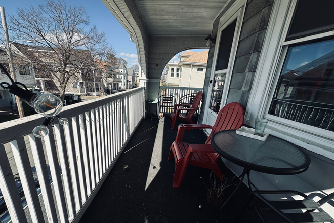 - - 6 BEDROOM APARTMENT NEAR TUFTS