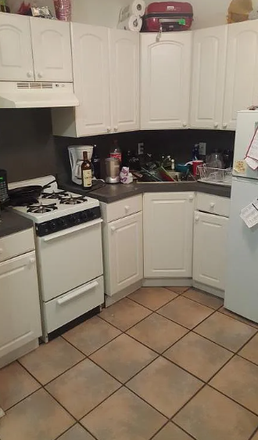 . - *NO BROKERS FEE!* Charming 2 bedroom/ 1 bathroom apartment close to campus