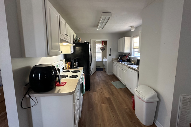 Galley Kitchen - 🏡✨ HOUSE FOR RENT — Perfect for Liberty University Students! ✨