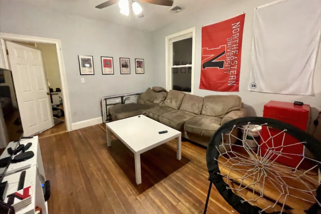 living room - **NO BROKERS FEE!!** LOCATION!! 4 Bed / 2 Bath w/ LAUNDRY IN UNIT!! Available 9/1/26!! Apartments