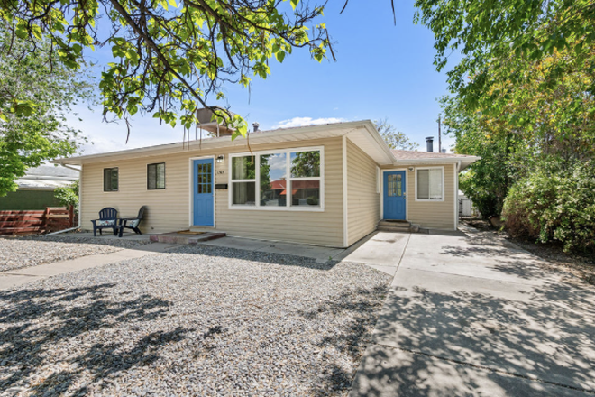 Exterior - Room with private bathroom available in shared house blocks from campus