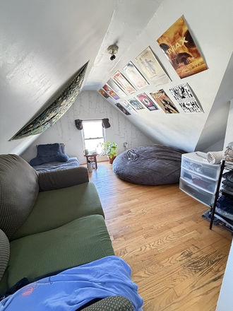 - - Sweet 6-bed/ 2.5-bath in Mission Hill!! Available 09/01/2026 Triplex