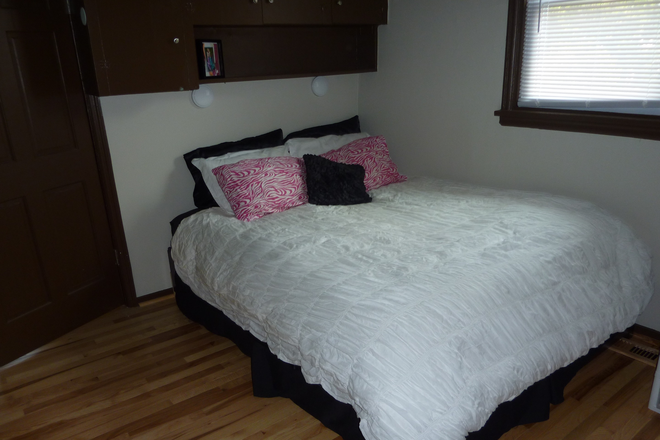 Bed - Nicely updated 2 bedroom upper unit in triplex: Available now! Triplex