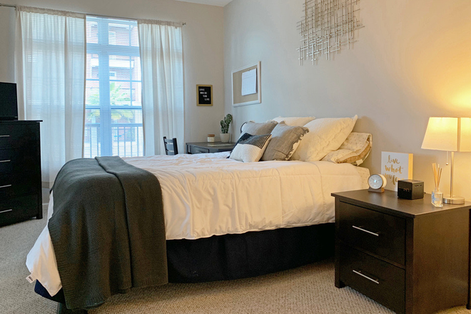 Bedroom - HEAVILY DISCOUNTED SUBLEASE AVAILABLE • Flats at 4200 • Close to campus