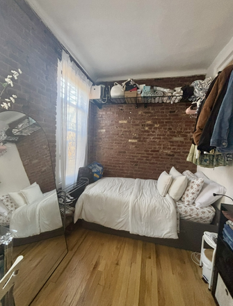 Bedroom - Cozy private room in EV. Only 15 minutes walk from campus!