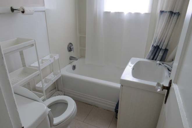 bathroom - 2 Bedroom Apartment - 1 Mile from Brown - Garage Parking On Site