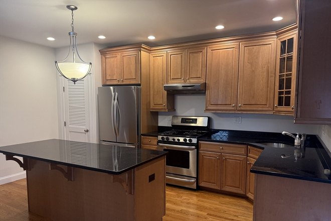 . - HUGE 2 Bed / 2 Bath w/ LAUNDRY IN UNIT & Parking!! Available NOW!!