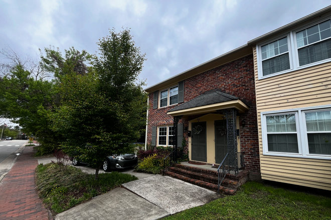 Front of house, directly across the street from Williamsburg Library - Single Room in 2-Person Town Home 5 Minute Walk from Campus