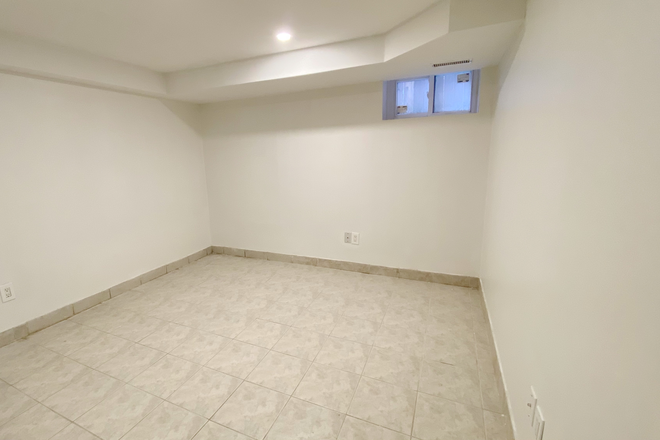 bedroom - 2 rooms available in the basement for Rent with Separate Entrance! Steps from U of T! Triplex