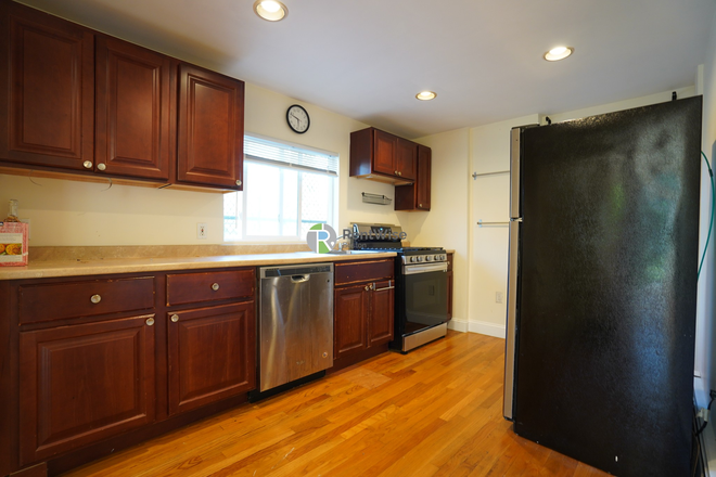 1 - SEPT 2026 – Spacious Brookline Village 4BR Single-Family Home | Parking Included | No Fee