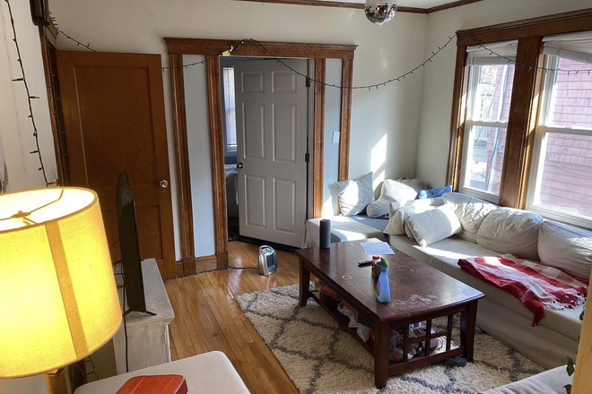 - - 7 BEDS WHOLE HOUSE NEAR TUFTS UNIVERSITY - RARE