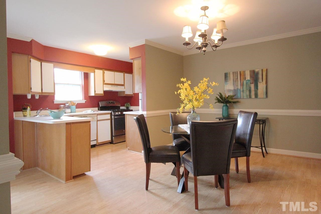 Kitchen - 3 bed townhouse within biking distance and next to bus line/Friday Center