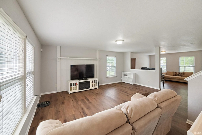 Living Room - Two-story single home, within 10 minutes from campus