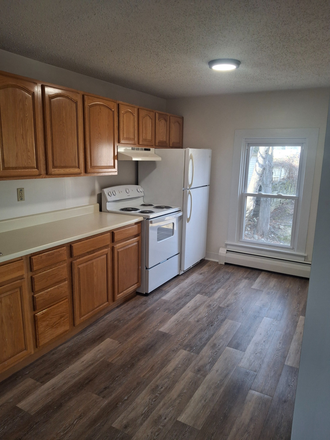 Kitchen - Easy 20 Minute Commute! HEAT & HOT WATER INCLUDED!