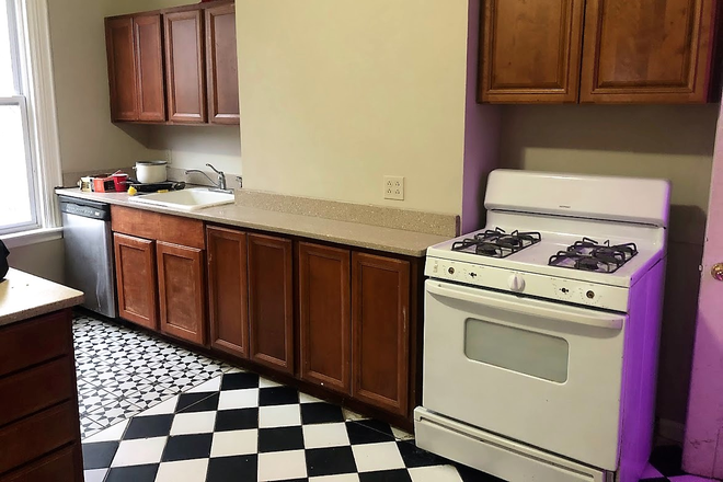 Call NOW for showings! 617-236-8600 - GARDNER ST - HUGE 3 FLR TOWNHOUSE 7BR AVAIL *9/1/2026* W/ 2 BATH, LNDRY IN BLDNG, DR, DCK, YARD, EIK