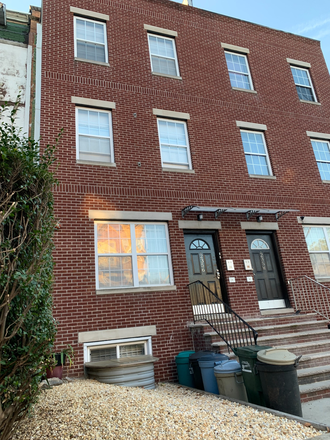 2356 N Park Ave 12 min walk to campus - $630pp- -4 beds available in a 4 bedroom 2 bath, fenced in back yard, CLOSE to Campus