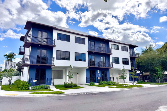 Exterior of Building - Luxury Student Housing - 4 Bed 4 Bath - 3 Story Townhouse