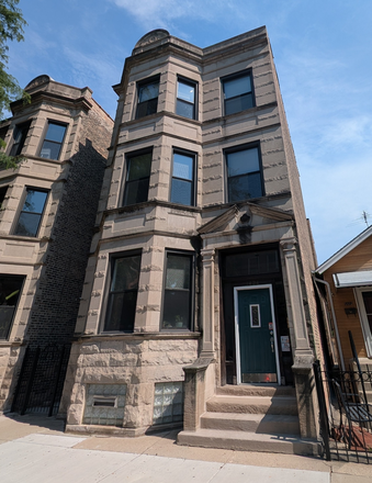 Building Front - 3-bedroom 1-bathroom Apartment at West Lexington Street, Unit 2F, Chicago, IL 60607