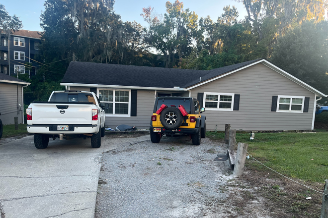 Front of house & driveway - 1225 SW 9th Ave 4X2 House