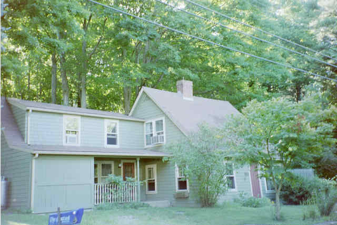 House - Comfortable home in historic village near campus