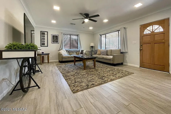 Living room 1 - 2 Rooms Available Close To UofA