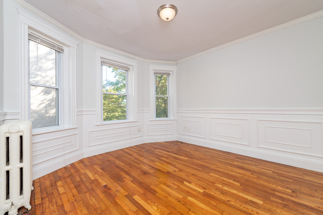 Visit hubrealtyproperties.com - Fantastic location, large studio in professionally managed building Apartments