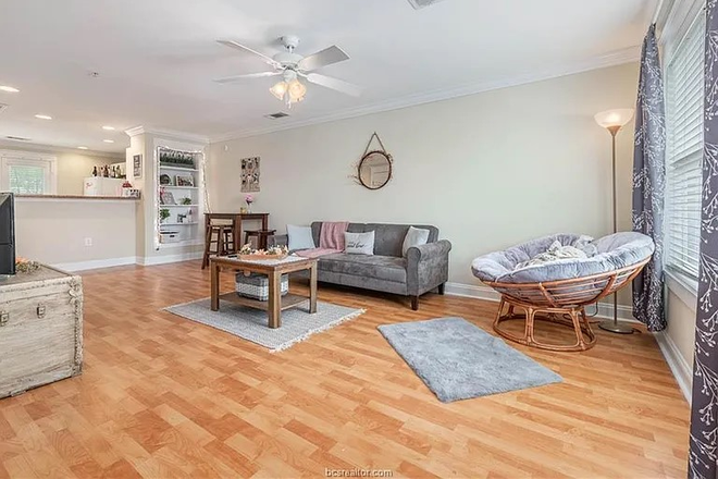 Open Living Space with Lots of Natural Light - Privately Owned 2bed/2.5bath Townhome in The Woodlands! Newly Listed - Available July 31st!