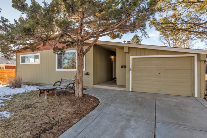 Front yard - Spacious 4 bed/2bath house near CU Boulder
