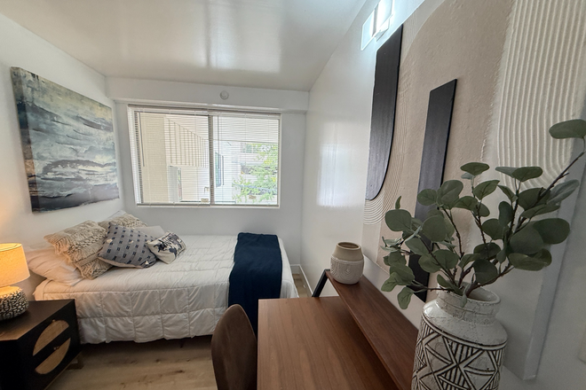 Bedroom - Contemporary Living - Prime Downtown / Furnished & Renovated