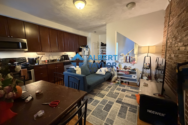 Kitchen - MEGA 4 Bed on Hemenway!!