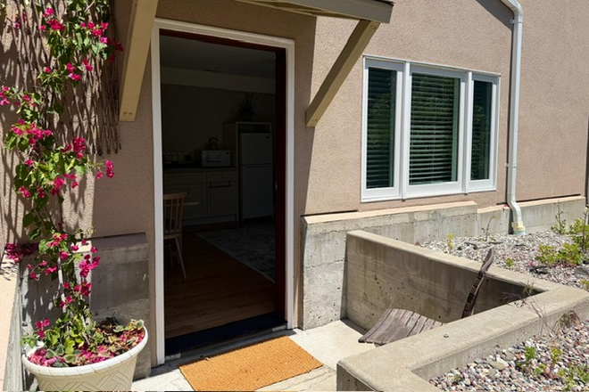 Private Entrance - Charming 0ne Bedroom in-law unit
