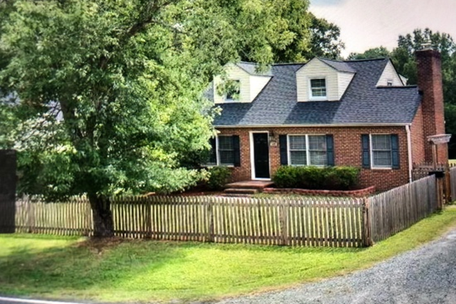 House Front and Fenced In Yard - $700/person, available, near UNC, dog-friendly fenced yard, parking, washer/dryer, bus/bike acce