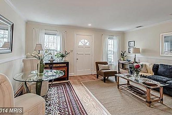 Family room - 2028-2029 Large Georgetown townhouse with 2 parking spaces