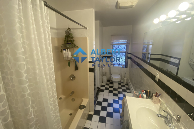 Bathroom - Cute 2 Bedroom off of Columbus!! Laundry in Unit!!