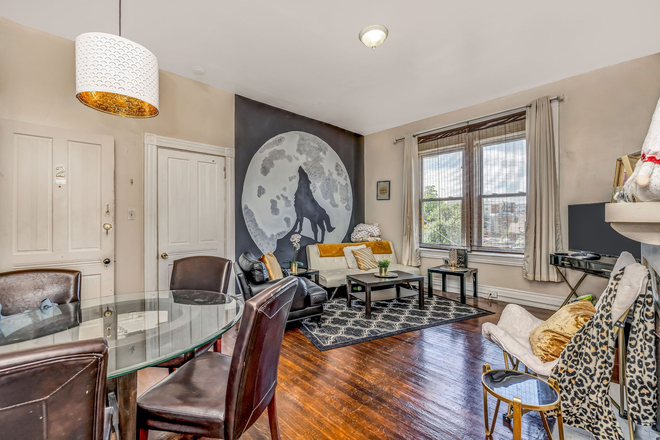 Living room - 2 Bedroom, Close to UC Medical School and Campus Apartments