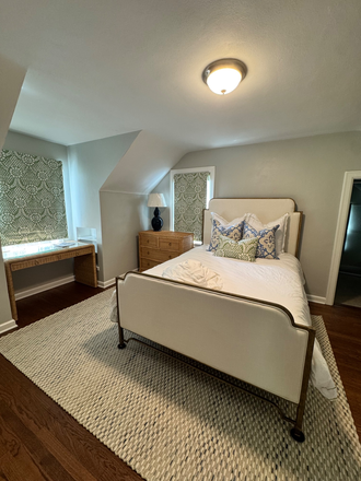 bedroom - Private Bedroom with a shared bath available Very Close to campus and Mackey Arena House