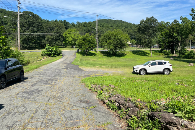 parking space - 2 Rooms Available Now!