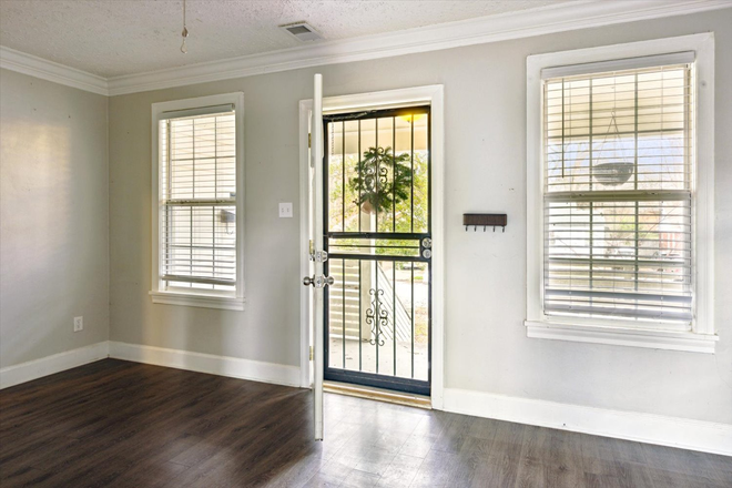 Front door - Lovely 2BD/1BA home with screened in porch and huge back yard