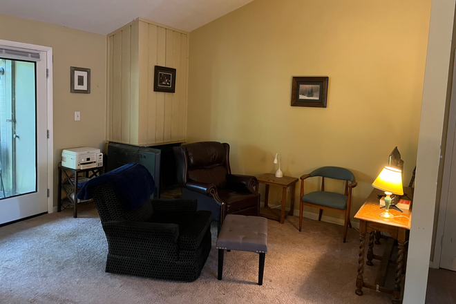 Living room (angle 1) - Three person apartment close to campus