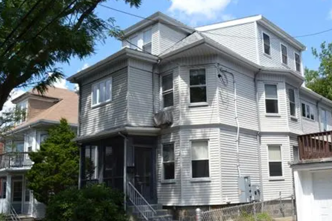 Exterior - Nice 3 Bedroom with back porch, shared  patio, laundry, AC-1 blk from Tufts