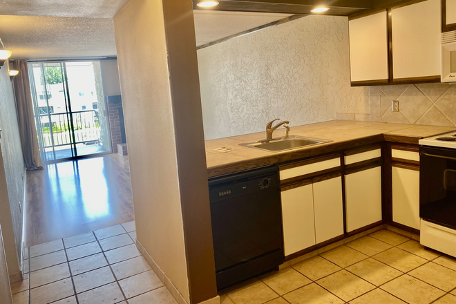 Light and bright open floor plan - Boulder-near CU Campus Large 1 bedroom condo for rent - best deal!