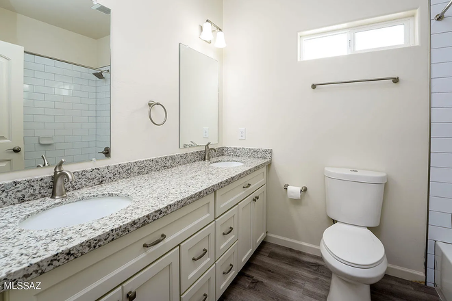 Bathroom - Modern Townhome 10 mins from U of A