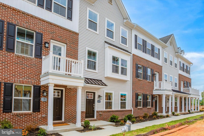 Exterior Front of Home - Conveniently Located 3 Bed, 1 Loft Townhome