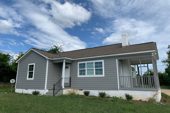 - Cozy Charm Awaits at 727 23rd Avenue E – A Quaint 2-Bedroom Gem