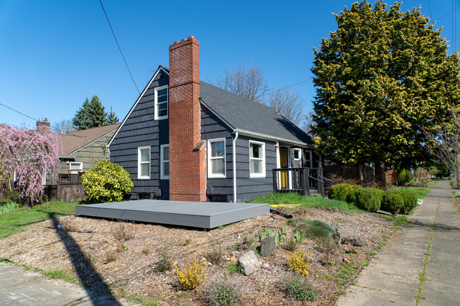 House side view with deck - One block from campus! Single Family Home, 3Bd 1 Ba, W/D, Front and Backyard