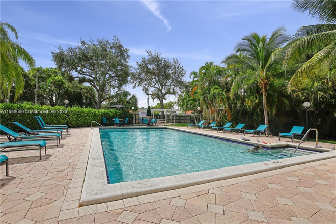 pool - Best Location Between Grove/Gables, JMH/UM, Rosenstiel/NOAA Condo