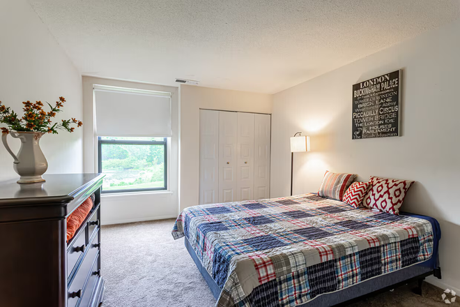 Identical room image (from website). Please call or email for detailed room photos/videos. - Brandywine Apartments (Summer)